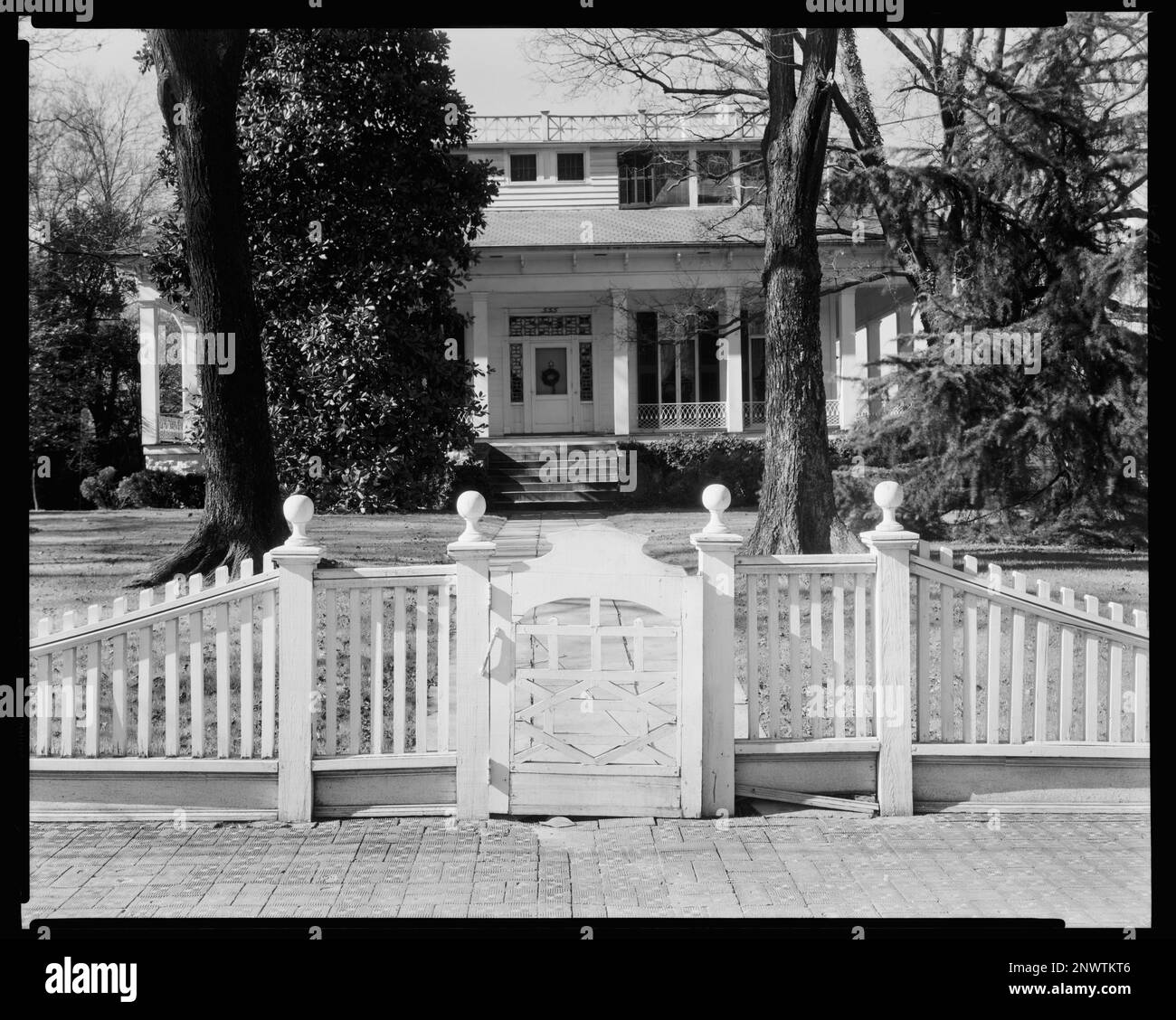 House, Macon, Bibb County, Georgia. Carnegie Survey of the Architecture of the South (Carnegie-Umfrage zur Architektur des Südens). Vereinigte Staaten, Georgia, Bibb County, Macon, Gates, Zäune, Säulenhäuser, Porches, Säulen, Häuser. Stockfoto House, Macon, Bibb County, Georgia. Carnegie Survey of the Architecture of the South (Carnegie-Umfrage zur Architektur des Südens). Vereinigte Staaten, Georgia, Bibb County, Macon, Gates, Zäune, Säulenhäuser, Porches, Säulen, Häuser. Stockfoto