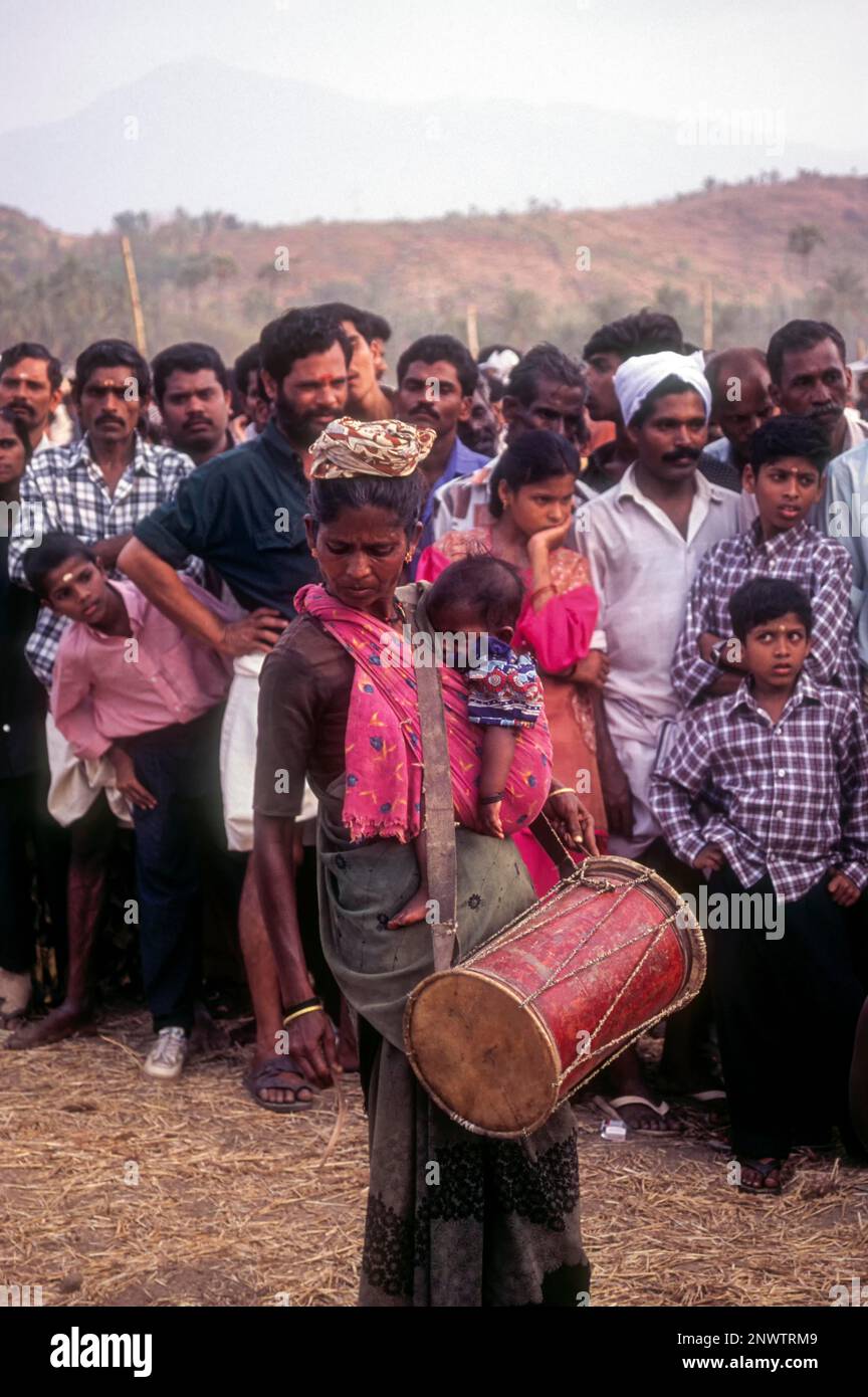 Eine Straßenkünstlerin mit ihrem Kind, Kerala, Indien, Asien Stockfoto