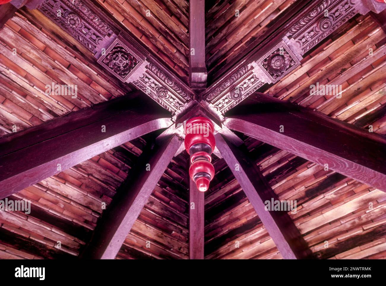 Holzarbeiten in der Koothambalam-Decke des Sri Subramanya-Tempels in Haripad, Kerala, Indien, Asien Stockfoto