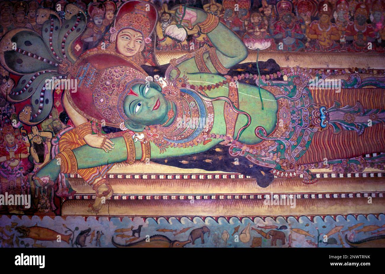 Vishnu schläft auf den Spulen der himmlischen Schlange Anantha. Wandbilder im Siva-Tempel in Ettumanoor, Kerala, Indien, Asien Stockfoto