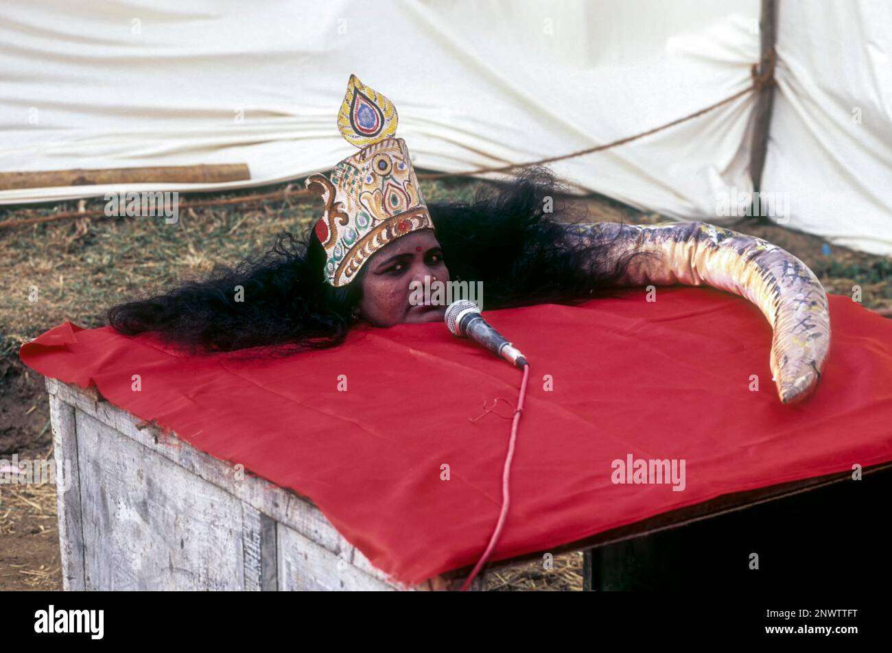 Eine Frau, die eine Zaubershow wie eine Schlange aufführt, in einer Dorfausstellung, kerala, Indien, Asien Stockfoto