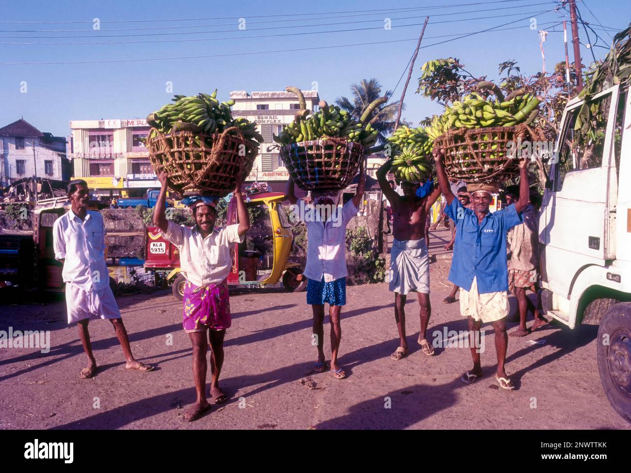 Korb voller Bananen auf dem Kopf, Kerala, Indien, Asien Stockfoto