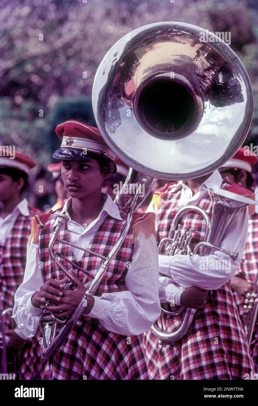 Ein Mädchen in einer Truppe hält eine große Trompete in einem Karneval, Thiruvananthapuram, Kerala, Indien, Asien Stockfoto