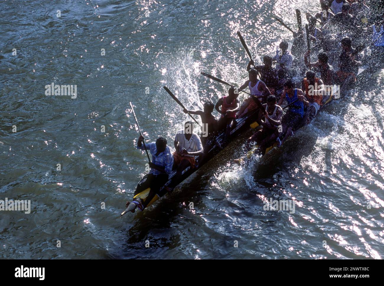 Vogelperspektive: Snake Chundan Vallam Boat Racing bei Payippad in der Nähe von Haripad, Kerala, Südindien, Indien, Asien Stockfoto