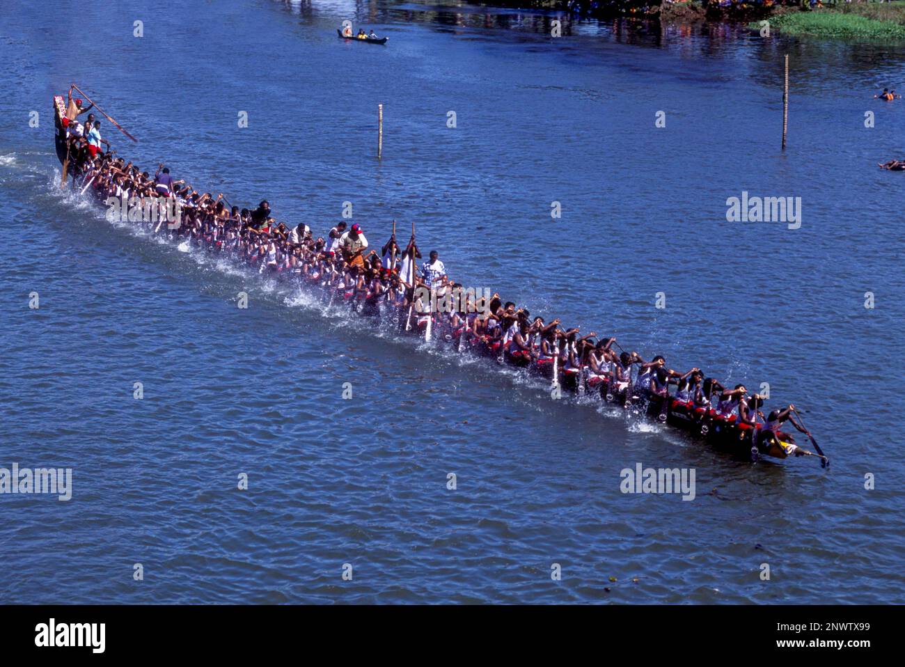 Schlangenbootrennen bei Payippad in der Nähe von Haripad, Kerala, Südindien, Indien, Asien aus der Vogelperspektive Stockfoto