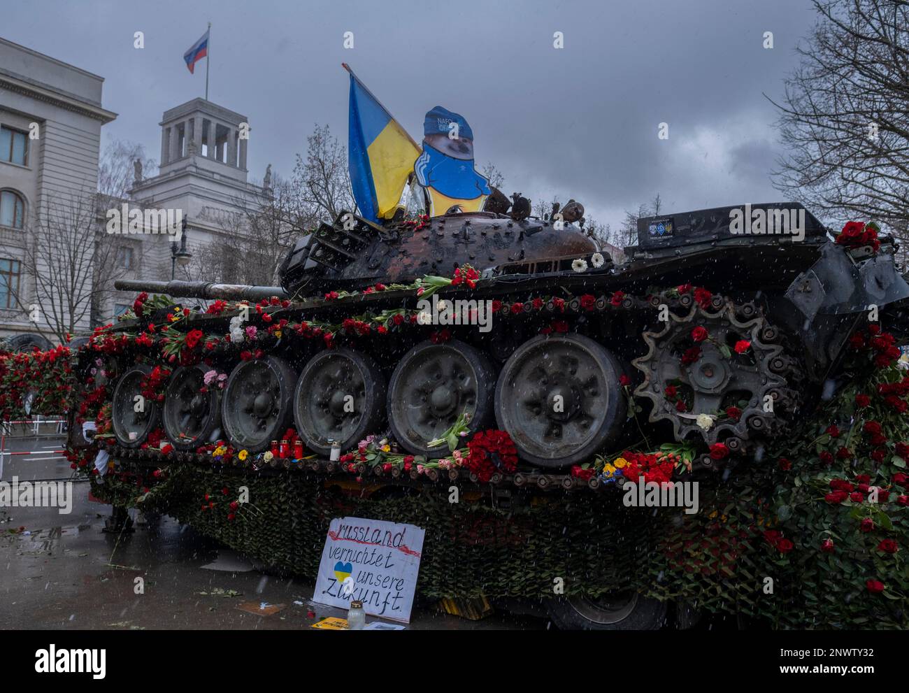Deutschland, Berlin, 25.02.2023, zerstörte russischen Panzer vor der russischen Botschaft in Berlin unter den Linden Stockfoto