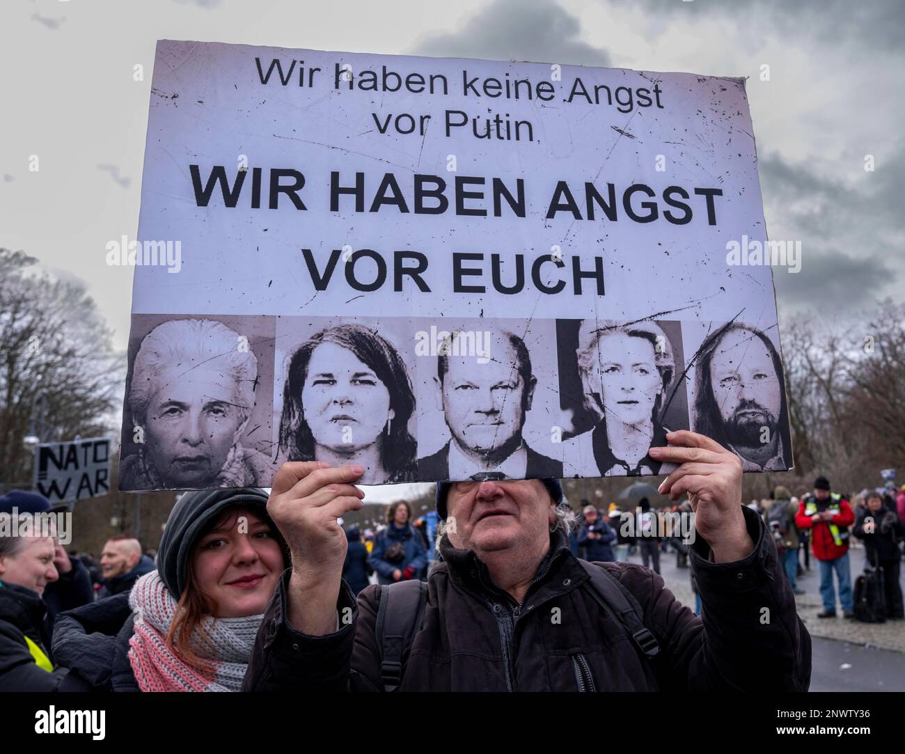 Deutschland, Berlin, 25.02.2023, Kundgebung vor dem Brandenburger Tor, habt keine Angst vor Putin, habt Angst vor euch Stockfoto