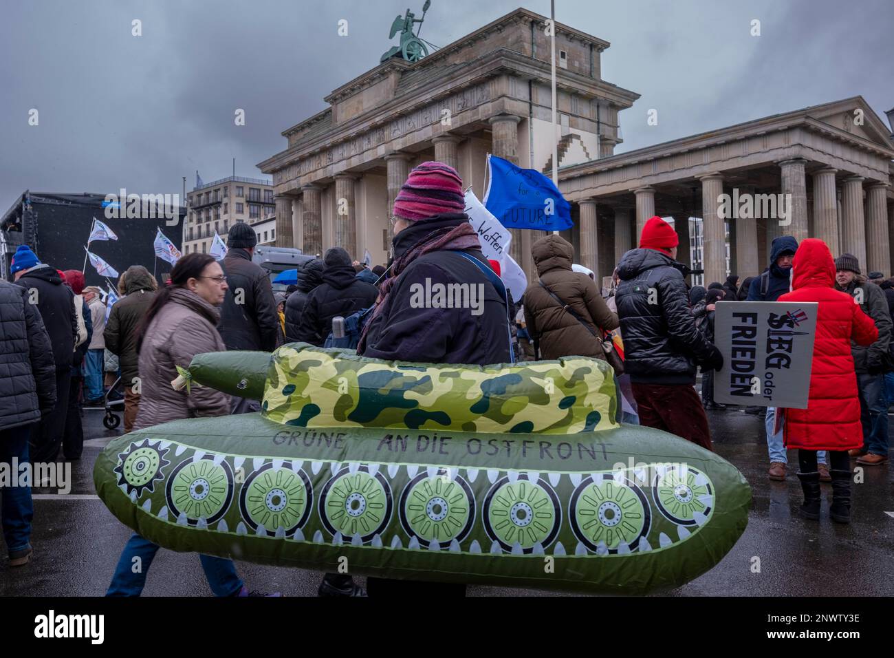 Grüne an die Ostfront, Deutschland, Berlin, 25.02.2023, Rallye vor dem Brandenburger Tor Stockfoto