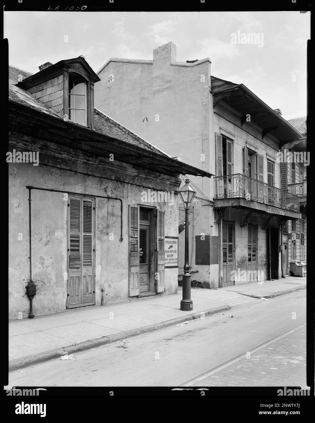 631 Dauphine St., New Orleans, Orleans Parish, Louisiana. Carnegie Survey of the Architecture of the South (Carnegie-Umfrage zur Architektur des Südens). Usa, Louisiana, Orleans Parish, New Orleans, Gebäude, Schlafsaal, Laternenpfähle. Stockfoto