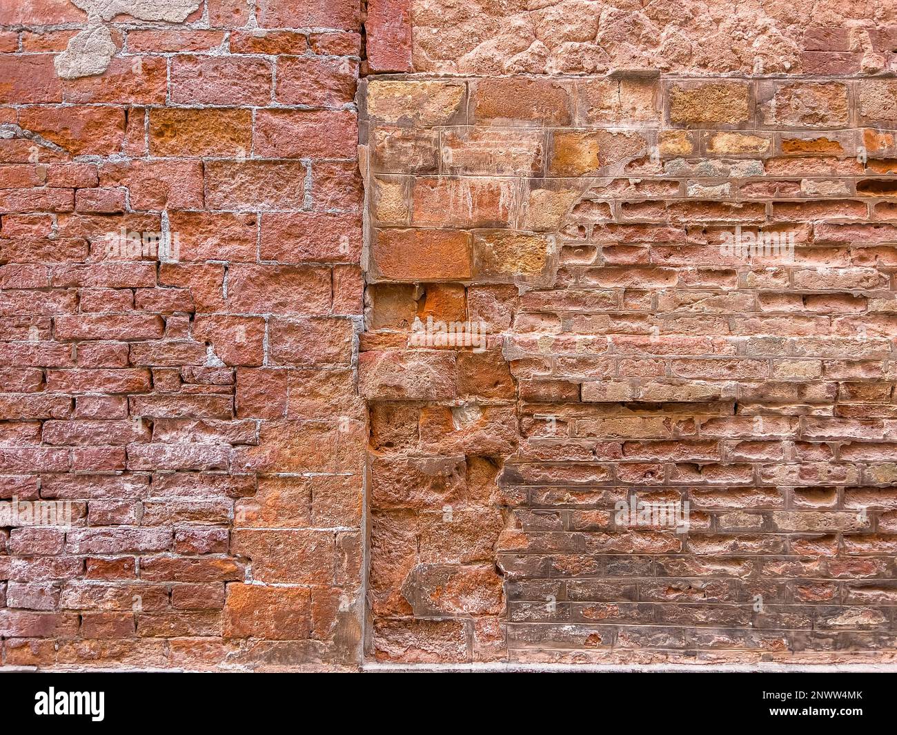 Ecke mit traditionellem Backsteinhintergrund im Loft-Stil. Grunge rötlich-braun, mit Kopierbereich. Leeres Poster oder Hintergrundbild Stockfoto