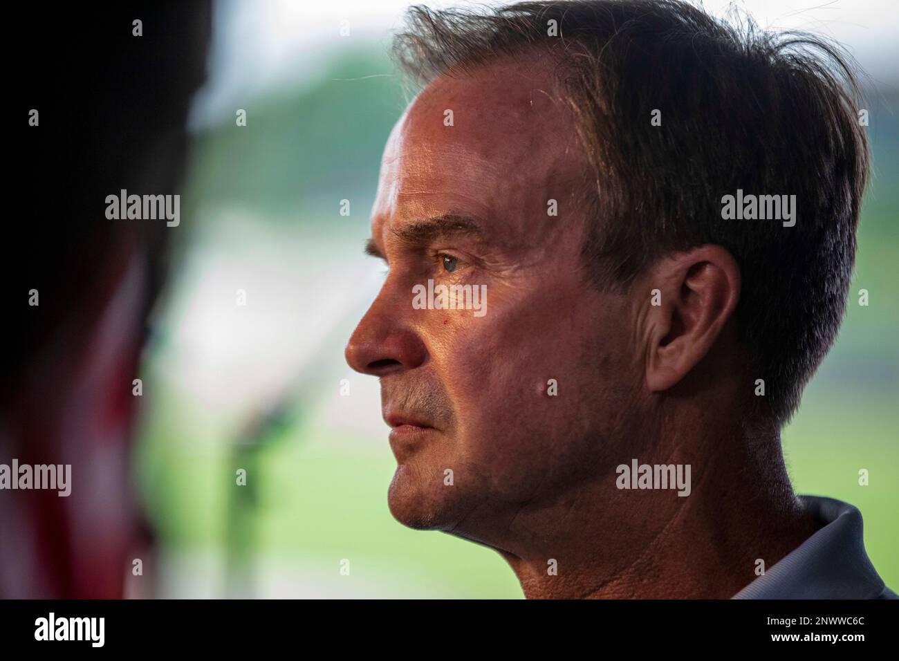 Michigan Republican gubernatorial candidate, Bill Schuette, speaks to members of the media ahead of his election day party at Dow Diamond in Midland, Mich., Tuesday, Aug. 7, 2018. (Nate Manley/Saginaw News via AP) Stockfoto