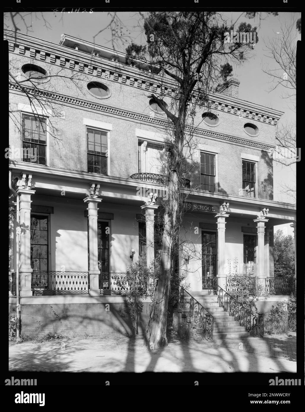 St. Josephs School, Macon, Bibb County, Georgia. Carnegie Survey of the Architecture of the South (Carnegie-Umfrage zur Architektur des Südens). Vereinigte Staaten, Georgia, Bibb County, Macon, Häuser, Säulen, Porticoes, Porches. Stockfoto St. Josephs School, Macon, Bibb County, Georgia. Carnegie Survey of the Architecture of the South (Carnegie-Umfrage zur Architektur des Südens). Vereinigte Staaten, Georgia, Bibb County, Macon, Häuser, Säulen, Porticoes, Porches. Stockfoto