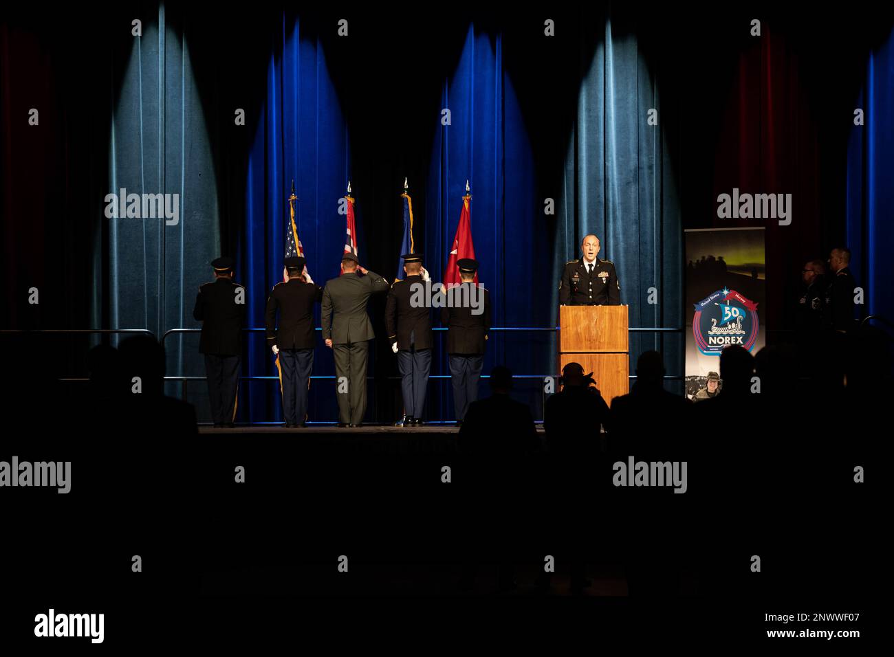 Ein gemeinsamer Farbenwächter mit Vertretern der Minnesota und der Norwegian Home Guard präsentiert die Farben beim American Meal Banquet, das von der Minnesota National Guard im Roy Wilkins Auditorium in St. ausgerichtet wird Paul, Minnesota am 4. Februar 2023. Rund 400 US-Bürger und norwegische Militärangehörige werden an der Veranstaltung anlässlich des 50.-jährigen Bestehens der Norwegischen Gegenseitigkeitsbörse (NOREX) teilnehmen, der am längsten laufenden Partnerschaft für den militärischen Austausch zwischen zwei Nationen. Stockfoto