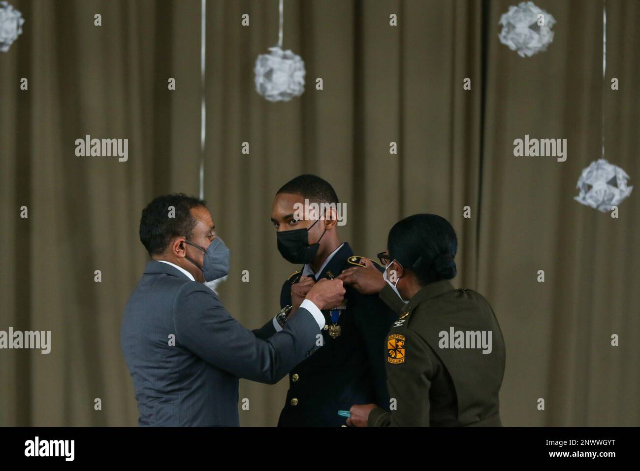 Kaheem Bailey-Taylor, Kadett von Army JROTC, wurde bei einer Zeremonie in der Philadelphia Military Academy am 6. Januar 2023 in Philadelphia, Pennsylvania, mit der Heldenmedaille ausgezeichnet. Diese Auszeichnung ist die höchste Medaille des Department of the Army, die ausschließlich an Army ROTC und JROTC Cadets verliehen wird. Die Medaille wird denjenigen verliehen, die einen heldenhaften Akt vollziehen, bei dem es um die "Akzeptanz von Gefahr und außergewöhnlicher Verantwortung geht, die als Beispiel für lobenswerte Stärke und Mut dienen". | Foto von Amy Turner, USA Militärkadett-Kommando Öffentliche Angelegenheiten Stockfoto