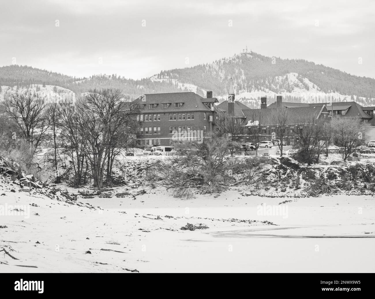 Winterfoto der Kamloops Residential Indian School am Ufer des South Thompson River. Die Überreste der Kinder sind vor Ort in unmarkierten Gräbern begraben. Stockfoto