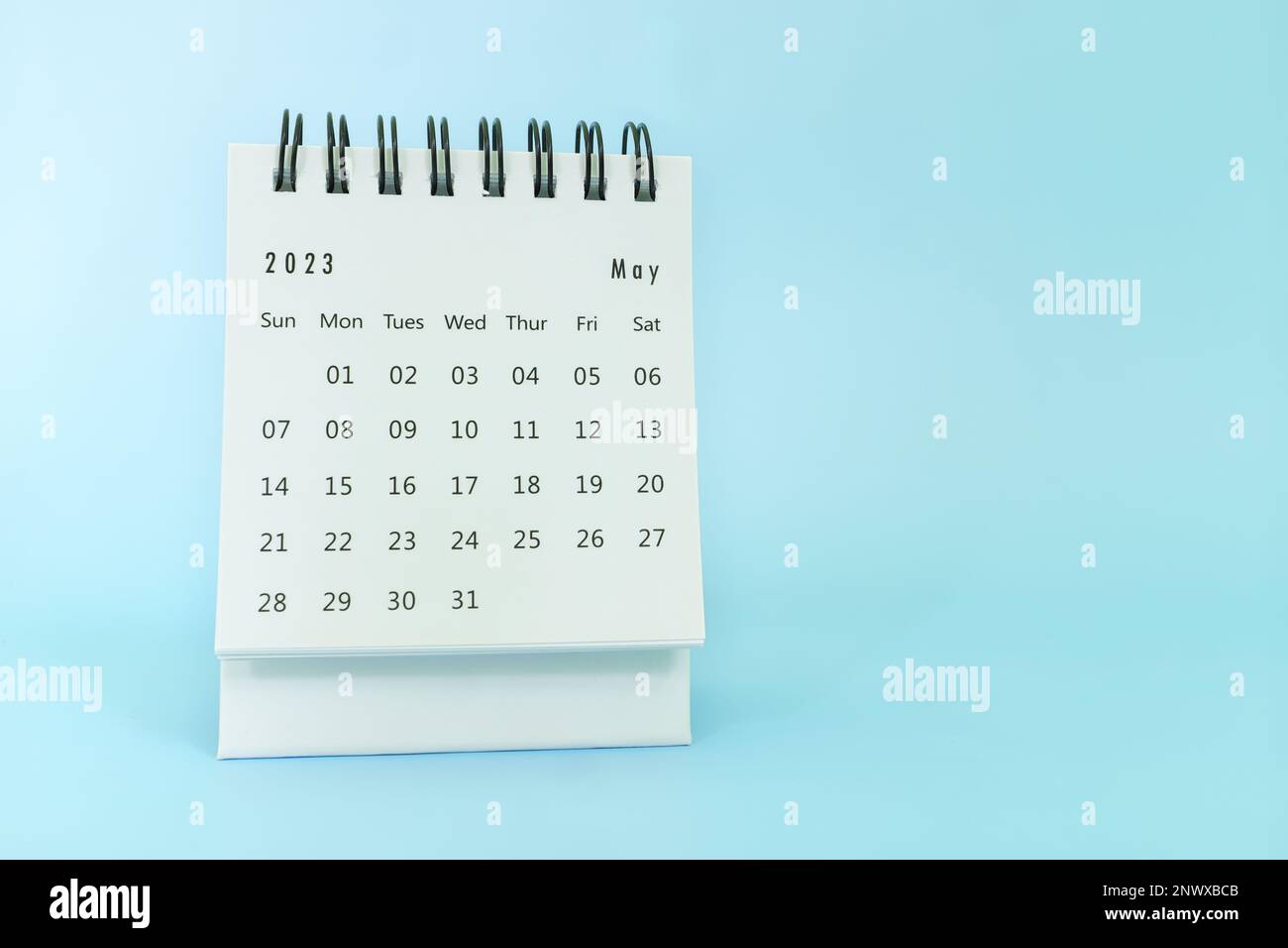 Selektiver Fokus des Schreibtischkalenders vom Mai 2023 auf blauem Hintergrund mit Kopierbereich. Stockfoto