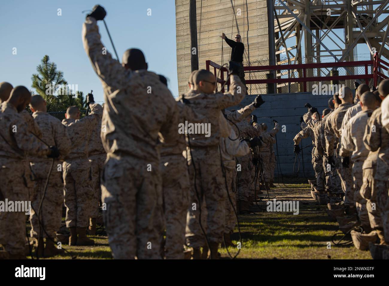 Rekruten der Hotel Company, 2. Rekruten-Trainingsbataillon, richten Sie den Abseilturm an Bord des Marine Corps Recruit Depot Parris Island, S.C., ab, 13. Februar 2023. Der 47 m hohe Abseilturm hilft den Rekruten, ihre Höhenangst zu überwinden und sorgt dafür, dass sie sich unwohl fühlen Stockfoto