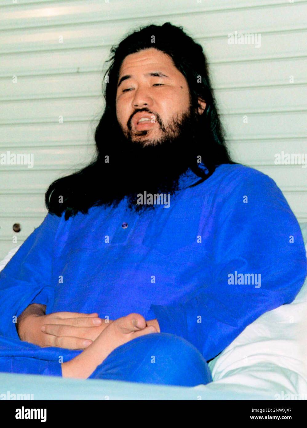 FILE - This October 1990, file photo, shows Japanese doomsday cult Aum Shinrikyo leader Shoko Asahara in Fujinomiya, central Japan. The last six members of the cult who remained on death row were executed Thursday, July 26, 2018, for a series of crimes in the 1990s including the sarin gas attack on Tokyo subways that killed 13 people. The first seven, including Asahara, were hanged about three weeks ago. (Kyodo News via AP, File) Stockfoto