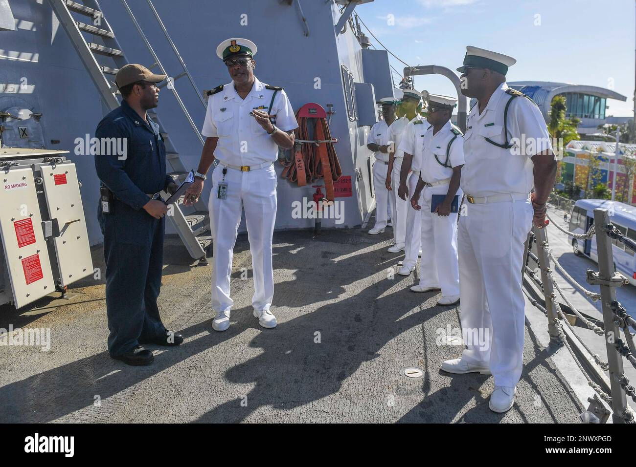 230209-N-ML810-1001 NASSAU, Bahamas (8. Februar 2023) Mitglieder des Royal Bahamian Defense Force Enlisted Corps sprechen mit einem Matrosen an Bord der Arleigh-Burke-Klasse-Guided-Missile Destroyer USS Gravely (DDG 107) während eines Besuchs in Nassau, Bahamas. Gravely ist im US-Flottenbereich 2. tätig. Stockfoto