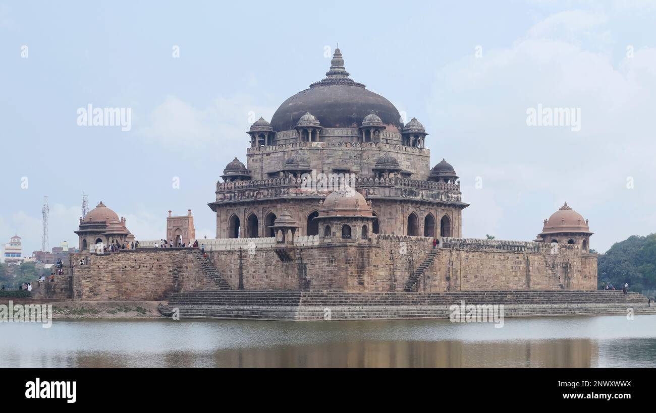 INDIEN, BIHAR, SASARAM, Januar 2023, Tourist at Sher Shah Suri Tomb, Hindu Islamic Architecture, erbaut im Zentrum von Pond Stockfoto