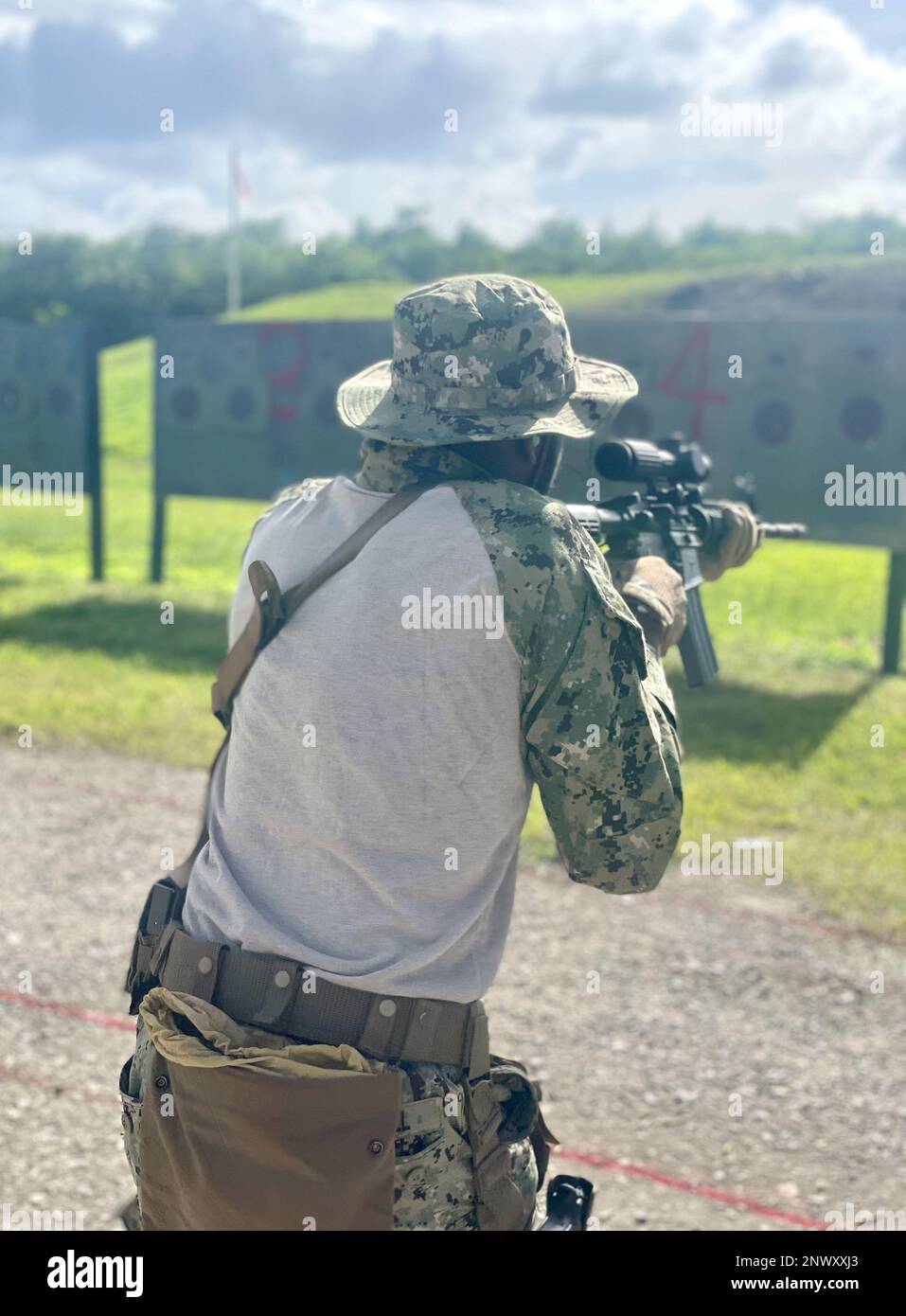 SANTA RITA, Guam (24. Januar 2023) Matrosen und Marines von der Maritime Expeditionary Security Group (MESG) 1 des von Guam eingeleiteten Sicherheitsteams (EST) führen eine Feuerwehrübung durch, die von der MESG-1-Einheit zur Bewertung der Ausbildung (TEU) veranstaltet wird. TEU bietet vierteljährlich eine taktische Schulung der Maritime Expeditionary Security Forces Close Quarter für die von der MESG-1 entsandten Sicherheitsteams Guams an. (Foto der US Navy von Gunner’s Mate 1. Class Christopher Olson) Stockfoto