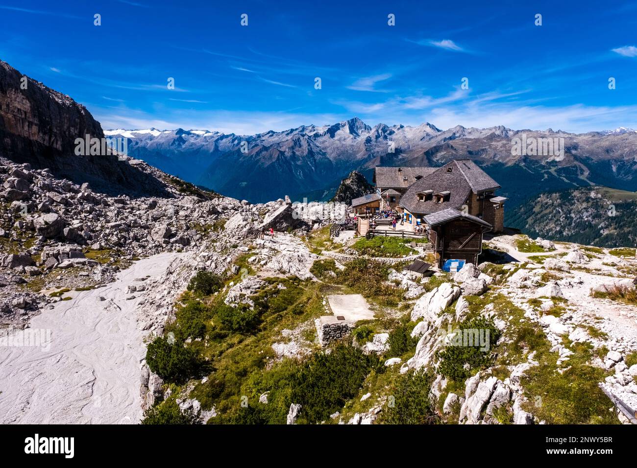 Die Berghütte Rifugio Francis Fox Tuckett auf der Via ferrata Via delle Bocchette, die Berggruppe Adamello in der Ferne. Stockfoto