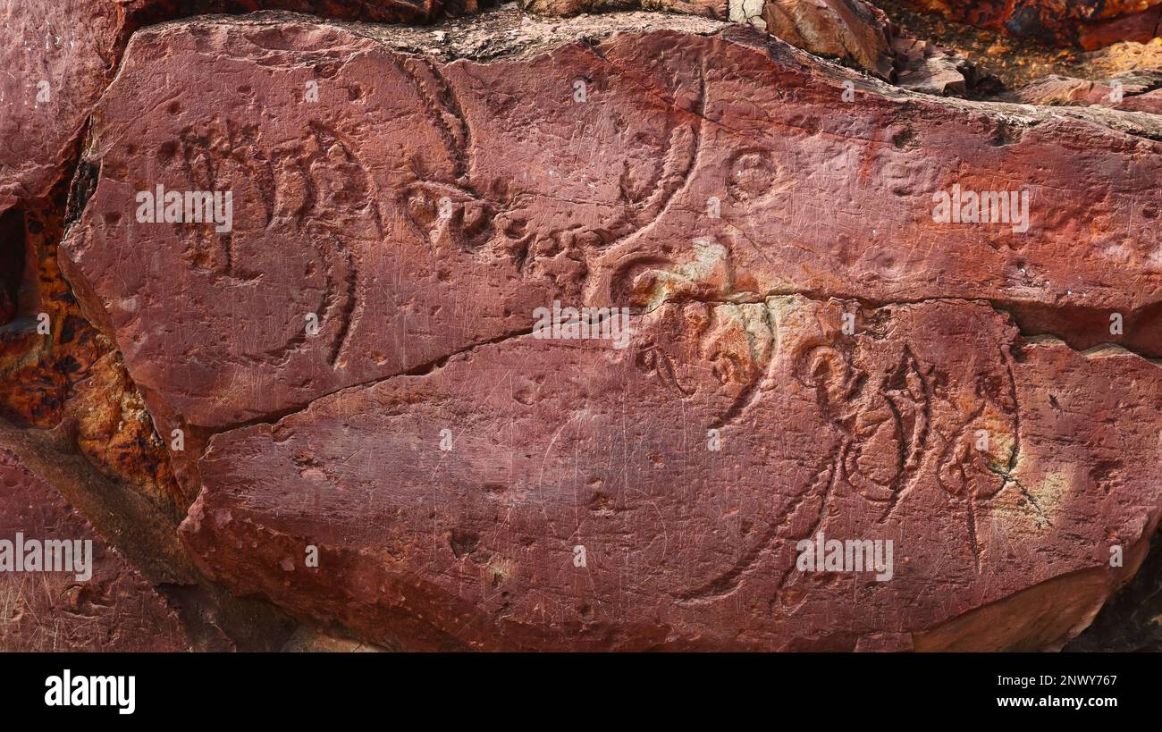 Schriftzug in der antiken Sprache an der Wand der Sone Bhandar Höhlen, Rajgir, Nalanda, Bihar, Indien Stockfoto