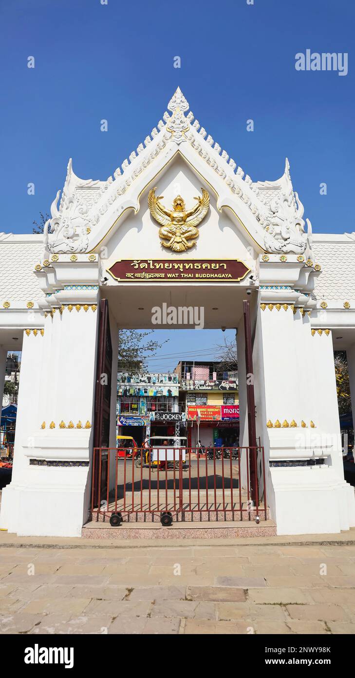 INDIEN, BIHAR, BODH GAYA, Januar 2023, Eingang Bogen des Thai-Klosters Stockfoto