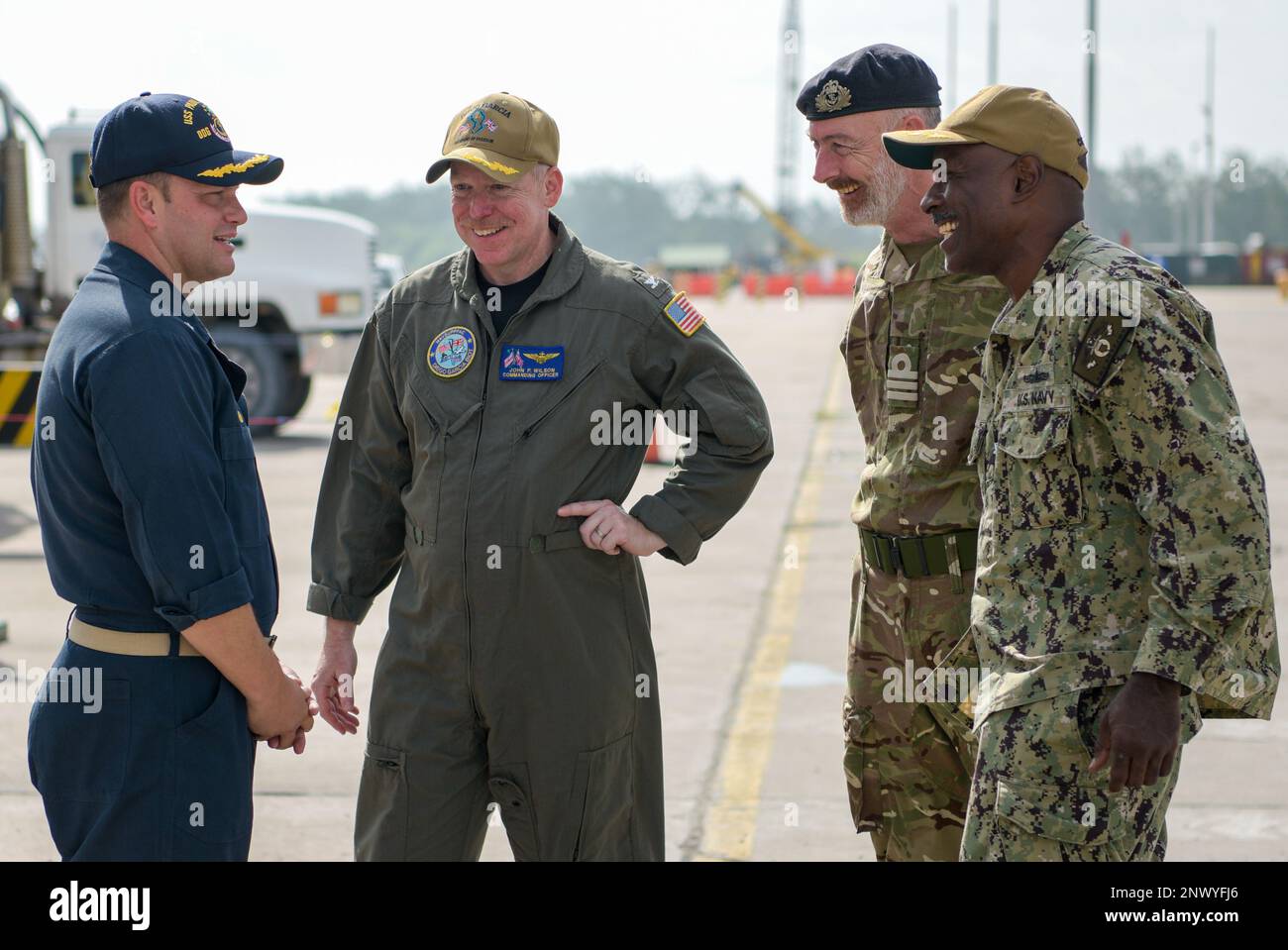 230211-N-EJ241-1176 Cmdr. Jake Ferrari, kommandierender Offizier der USS Paul Hamilton (DDG 60), begrüßt Kapitän John F. Wilson, kommandierender Offizier der USA Navy Support Facility Diego Garcia, Commander. Colvin Osborn, Kommandant der britischen Streitkräfte, und Captain Gregory D. Blyden, Kommandant der Seeschiffstaffel zwei, auf dem Pier, nachdem das Schiff in Diego Garcia für einen planmäßigen Besuch im Hafen festgemacht hatte. Der Besuch unterstrich die strategische Bedeutung von Diego Garcia für ein dauerhaft freies und offenes Indo-Pacific, indem er Präsenz ermöglicht, den Zugang sicherstellt und das globale Gemeingut verteidigt. Paul Hamilton, S. Stockfoto