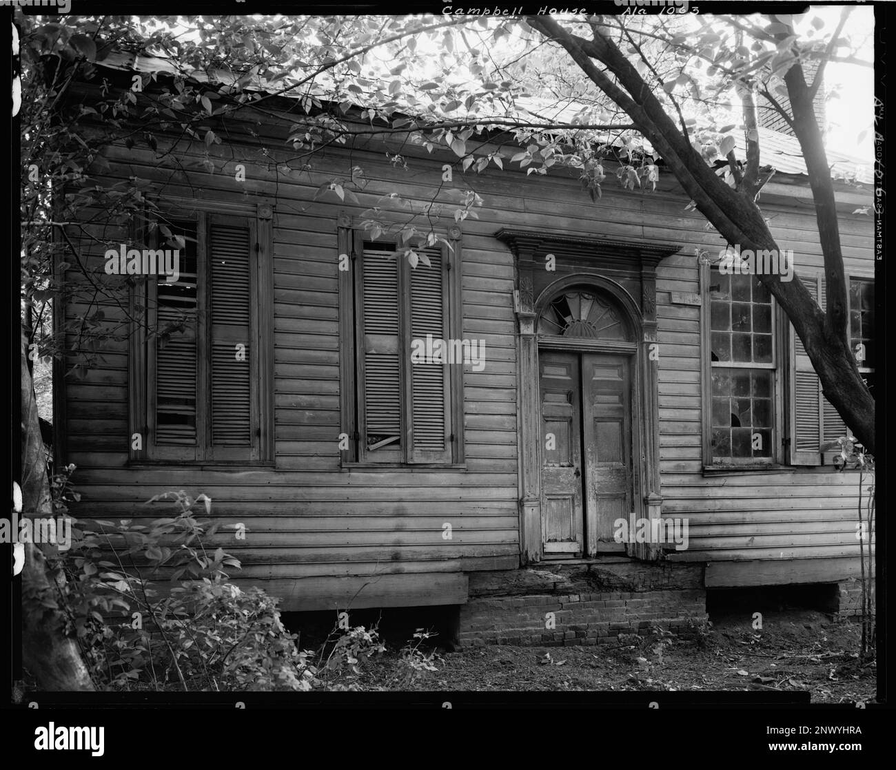 Campbell House, Courtland, Lawrence County, Alabama. Carnegie Survey of the Architecture of the South (Carnegie-Umfrage zur Architektur des Südens). Vereinigte Staaten, Alabama, Lawrence County, Courtland, Shutters, Türen und Türöffnungen, Fanlights, Klappbrettverkleidungen. Stockfoto