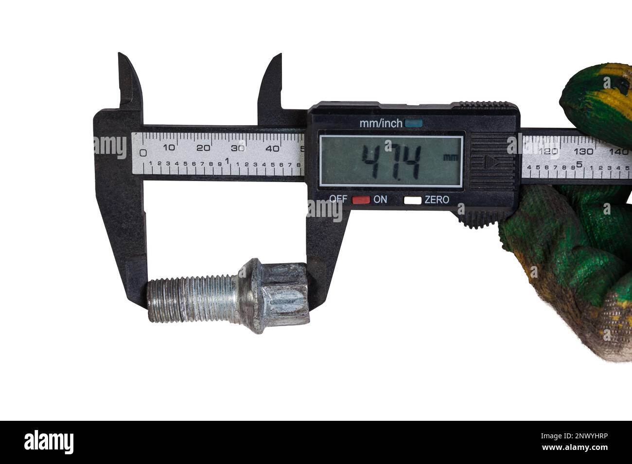 Messen der Länge der Schraube mit einem elektronischen Bremssattel. Werkzeuge und Industrie. Stockfoto