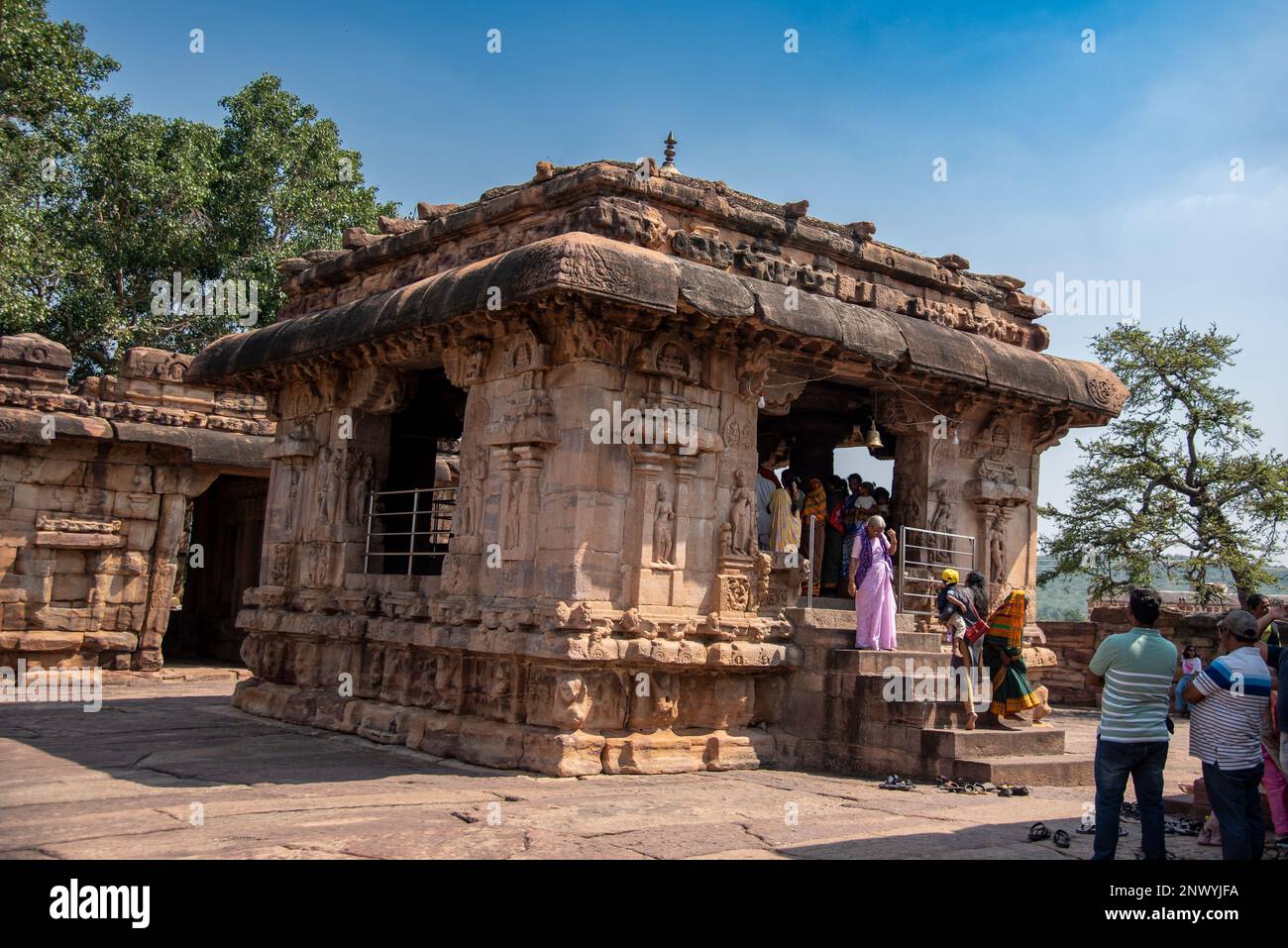 Pattadakal, Karnataka, Indien - Okt. 27 2022: Der Nandi-Schrein am Virupaksha-Tempel in Pattadakal, auch Raktapura genannt, wurde während der Herrschaft der Cha erbaut Stockfoto