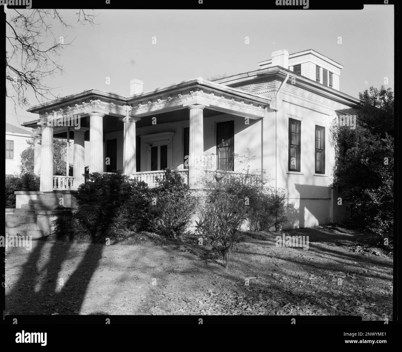 House, Macon, Bibb County, Georgia. Carnegie Survey of the Architecture of the South (Carnegie-Umfrage zur Architektur des Südens). Vereinigte Staaten, Georgia, Bibb County, Macon, Häuser, Veranden, Säulen. Stockfoto House, Macon, Bibb County, Georgia. Carnegie Survey of the Architecture of the South (Carnegie-Umfrage zur Architektur des Südens). Vereinigte Staaten, Georgia, Bibb County, Macon, Häuser, Veranden, Säulen. Stockfoto