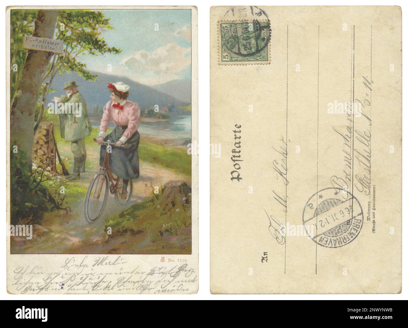 Deutsche historische Postkarte: Eine junge Frau im langen Rock fährt mit dem Fahrrad entlang eines Weges am Seeufer. Ein Jäger in einem traditionellen Kostüm, 1901 Stockfoto