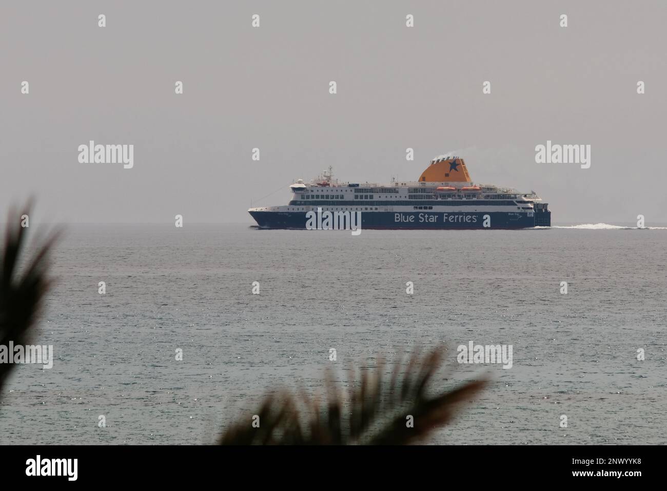 IOS, Griechenland - 30. Mai 2021 : Eine Fähre verließ gerade die Insel iOS und fuhr nach Santorin Stockfoto