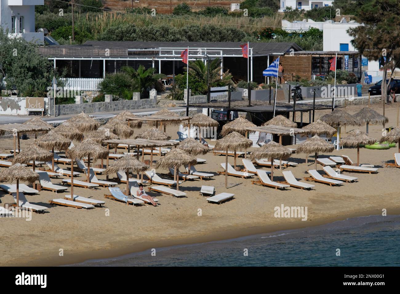 IOS, Griechenland : 30. Mai 2021 : die Saison beginnt mit leeren Sonnenliegen und Sonnenschirmen am Strand von Mylopotas in iOS Greece Stockfoto