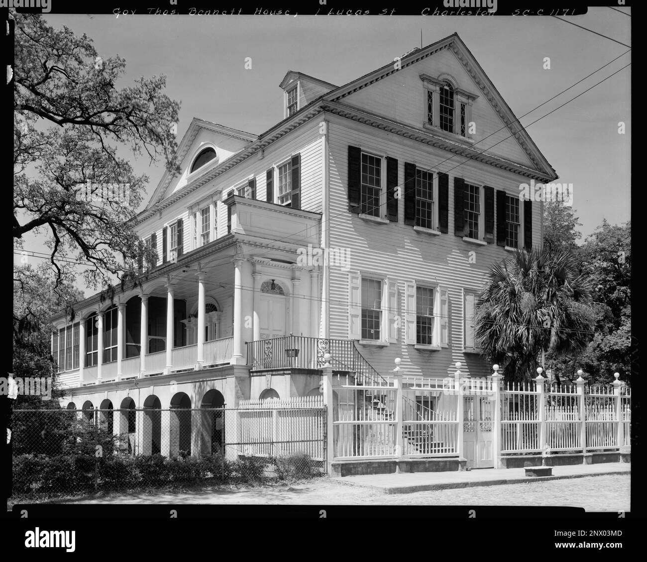 Thomas Bennett House, 1 Lucas St., Charleston, Charleston County, South Carolina. Carnegie Survey of the Architecture of the South (Carnegie-Umfrage zur Architektur des Südens). Usa South Carolina Charleston County Charleston, Gables, Balkons, Säulen, Zäune, Handläufe, Häuser, Porches. Stockfoto