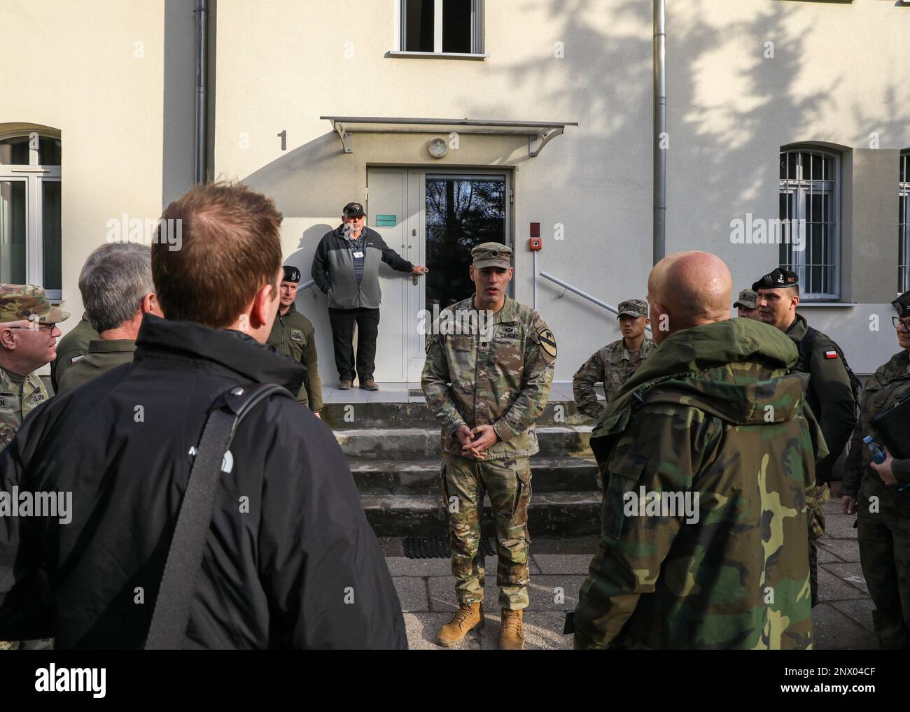 USA Oberstleutnant Robert Parsons, 2. Panzerbrigade-Kampfteam, 1. Kavalleriedivision, begrüßt eine Kongresspartei im Landstreitkräfte-Ausbildungszentrum, Biedrusko, Polen, 23. Februar 2023. Die Kongresspartei bestand aus Texas Rep. Keith Self, Rep. Michael McCaul und Ohio Rep. Max Miller. Die USA Die Armee und das Ausbildungszentrum der Landstreitkräfte haben die Panzerakademie entworfen, um polnischen Soldaten den Panzer M1A2 Abrams beizubringen. Stockfoto