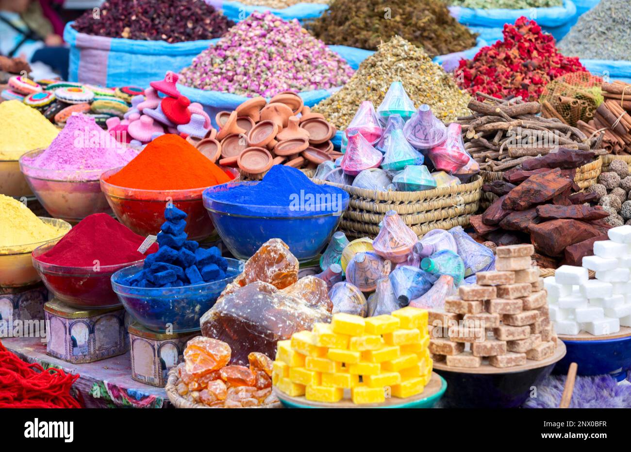 Ökologische Erzeugnisse auf der Volksausstellung in Marrakesch, Marokko. Verschiedene Arten von Gewürzen und kostbaren Waren, die in wackeligen, handgemachten Körben verpackt werden Stockfoto