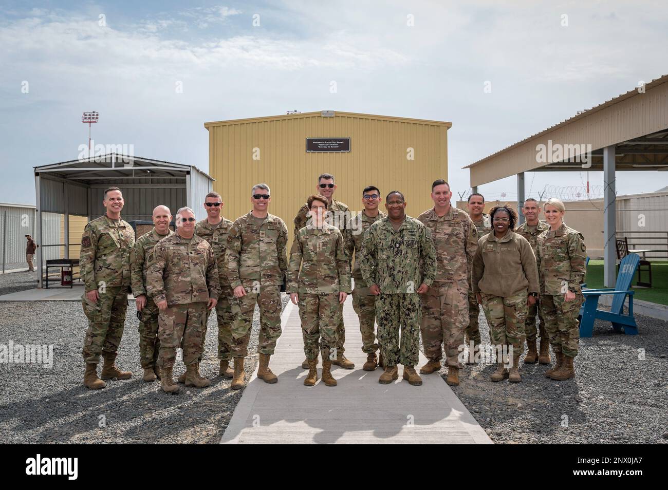 USA General der Luftwaffe Jacqueline D. Van Ovost, USA Transportation Command Commander und US Marineflottenmeister Donald O. Myrick, USTRANSCOM Senior Enlisted Leader, posieren für ein Foto mit Mitgliedern des Luftwaffenstützpunkts Ali Al Salem in Cargo City, Kuwait, 10. Februar 2023. AASAB ist das Tor zum Theater und der ein- und Ausstieg für die USA Zentralkommando, d. h. alle Personen und Fracht müssen Kuwait passieren, bevor sie in ihre jeweiligen Einsatzgebiete gehen. Diese Mission ermöglicht es unmittelbar USTRANSCOM, weltweit zu einem Zeitpunkt und an einem Ort glaubwürdige Kampfmacht zu projizieren und aufrechtzuerhalten Stockfoto