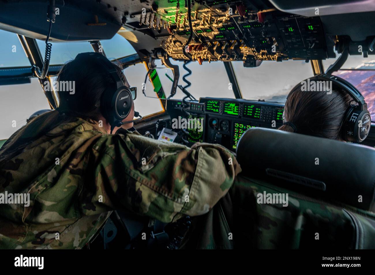 USA Air Force Captain Tiffany Haines, 37. Airlift Squadron Pilot, Left, beobachtet Capt. Michelle Lee, 37. ALS Pilot, fliegt ein C-130J Super Hercules Flugzeug über die San Gregorio Mountain Range, Spanien, während der Übung Chasing Sol, 26. Januar 2023. Übungen wie Chasing Sol verbessern die Koordinierung mit Verbündeten und Partnern, indem Fähigkeiten, Bereitschaft und Reaktionsfähigkeit verbessert werden, um eine rechtzeitige und koordinierte Reaktion in Friedenszeiten und Krisen zu gewährleisten. Stockfoto