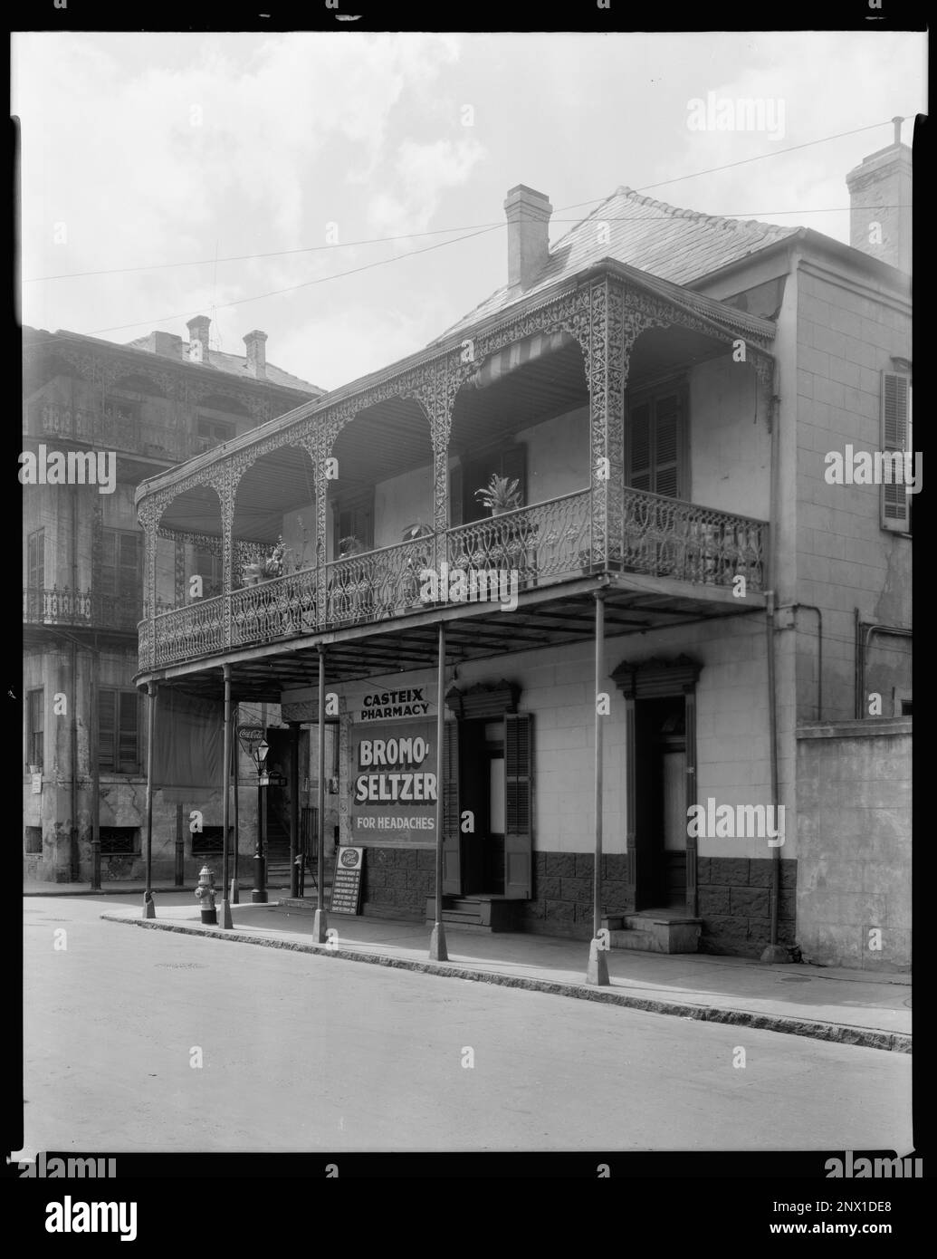 721 Dauphine St., New Orleans, Orleans Parish, Louisiana. Carnegie Survey of the Architecture of the South (Carnegie-Umfrage zur Architektur des Südens). Usa, Louisiana, Orleans Parish, New Orleans, Werbung, Balkone, Drogengeschäfte, Feuerhydranten, Eisen, Lampenmasten. Stockfoto
