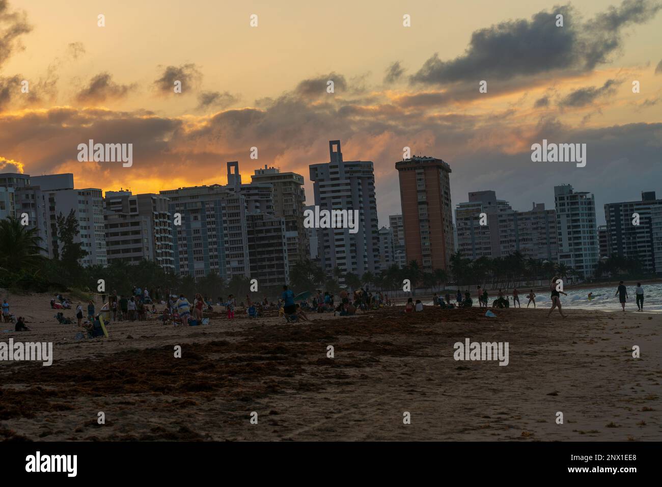 Wunderschöner Sonnenuntergang am Ocean Park Beach in San Juan Puerto Rico Stockfoto