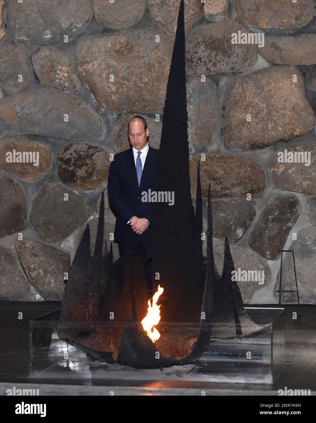 Britain's Prince William pauses after rekindling the eternal flame during a memorial ceremony at the Yad Vashem Holocaust Memorial, in Jerusalem, Tuesday, June 26, 2018. (Debbie Hill/Pool Photo via AP) Stockfoto