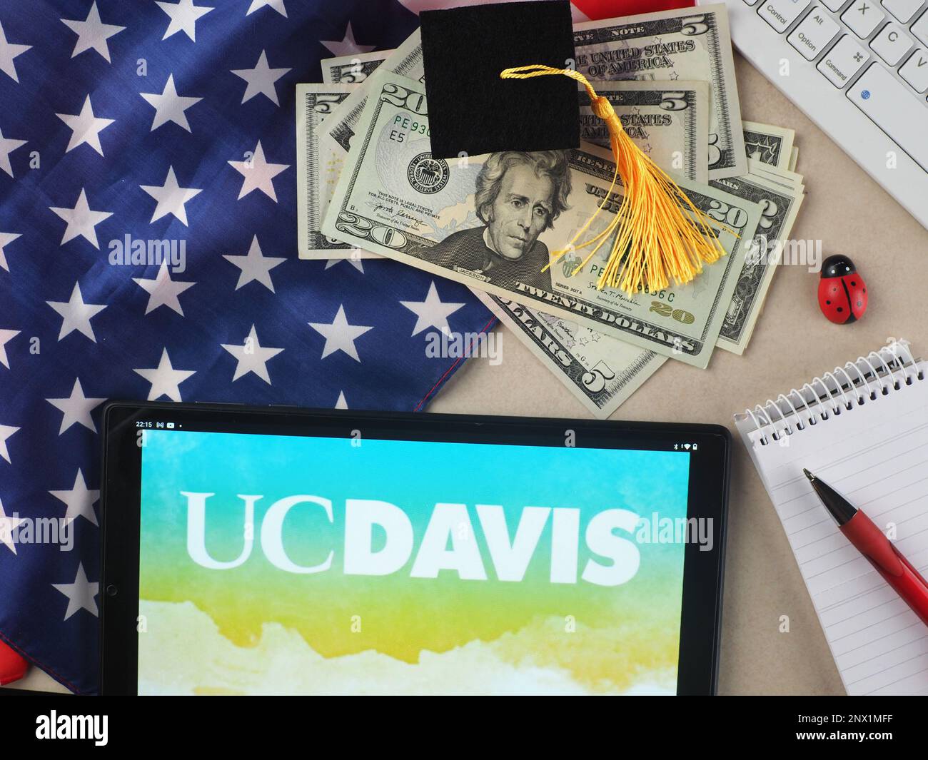 Deutschland. 28. Februar 2023. In dieser Fotoabbildung wird das Logo der University of California, Davis (UCD) auf einem Tablet angezeigt. Kredit: SOPA Images Limited/Alamy Live News Stockfoto