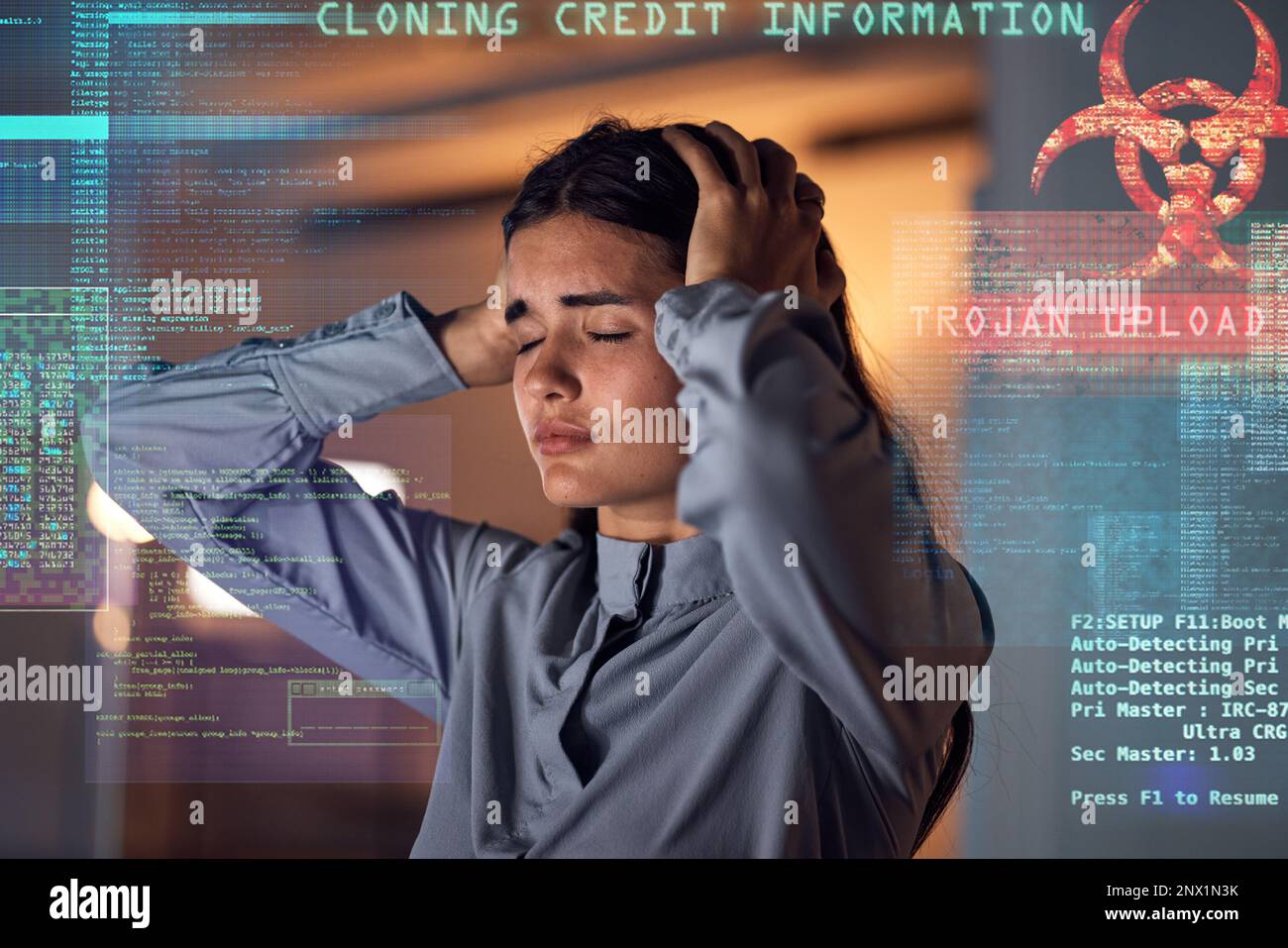 Hacker-Stress, Programmierer-Overlay und Grafik zu Cybersicherheitsproblemen mit einer Geschäftsfrau mit Kopfschmerzen. Softwarefehler, Ransomware-Server und Burnout von Stockfoto