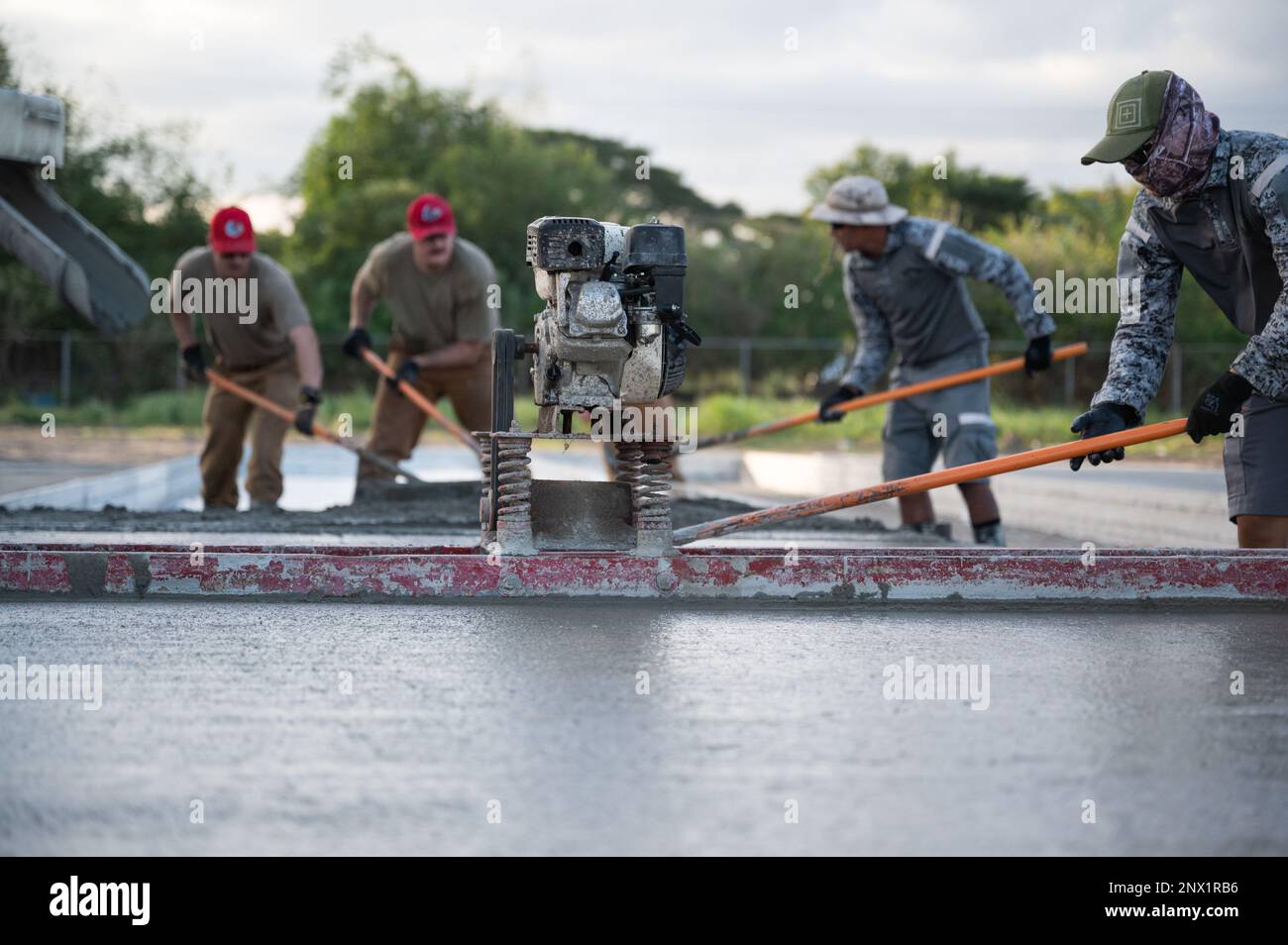 Im Rahmen eines Trainingsereignisses am Basa Air Base, Philippinen, unterstützen Flugzeuge der 819. Red HORSE Squadron vom Luftwaffenstützpunkt Malmstrom, Montana, die philippinische Luftwaffe beim Gießen von Beton. 25. Januar 2023. Diese Veranstaltung war eine von vielen, die sich über einen Zeitraum von zwei Wochen auf den Philippinen ereigneten, um Wissen und Best Practices in den Bereichen Wartung, Betankung von Warmgruben, Reparatur von Flugplatzschäden und Logistik auszutauschen. Stockfoto
