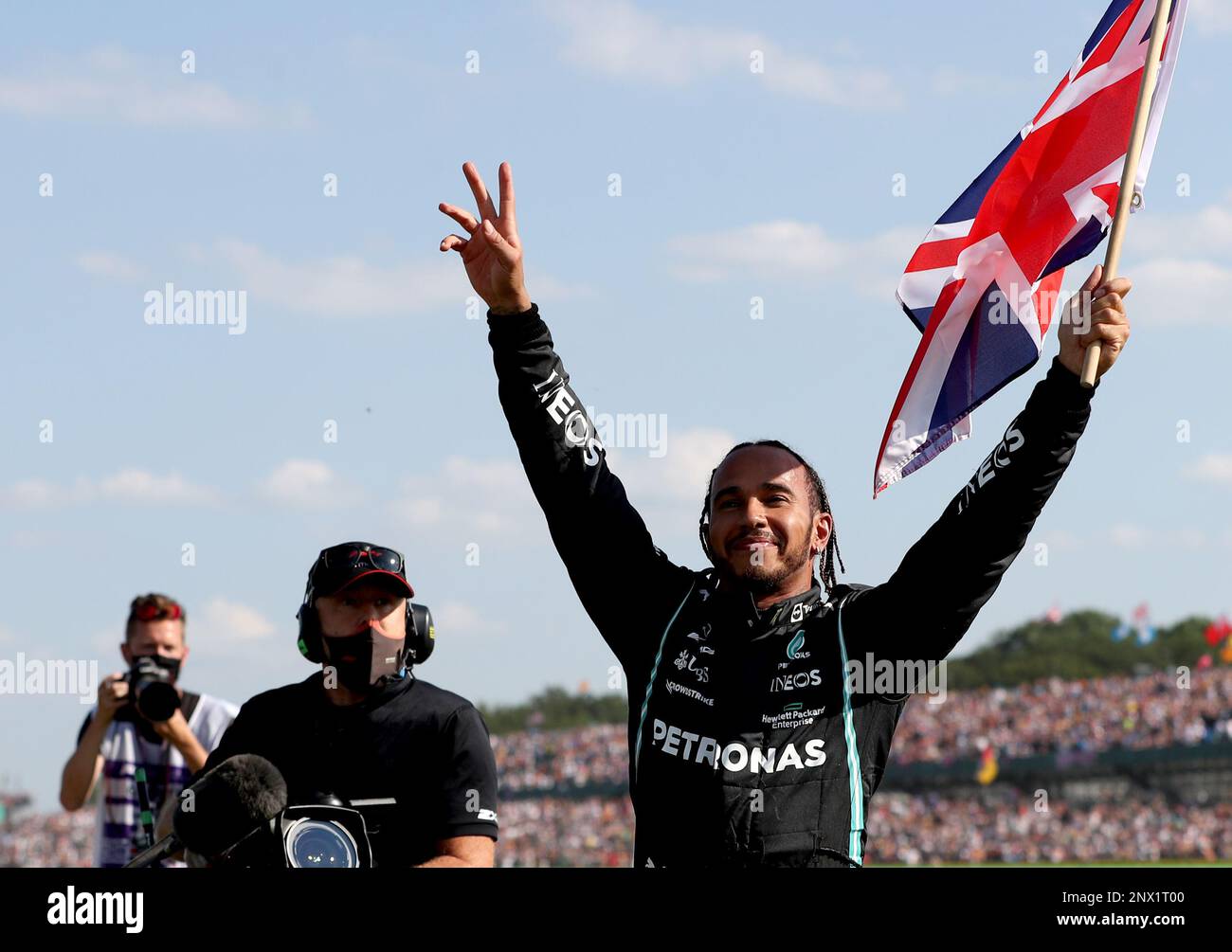 Dossierfoto von 18-07-2021 von Mercedes' Lewis Hamilton, dessen Rekord von 103 Siegen 13 mehr ist als der Rest des Feldes zusammengenommen - eine 19-starke unterstützende Besetzung, zu der Fernando Alonso und Max Verstappen, Und Valtteri Bottas, der Mann, der fünf Jahre lang identische Mercedes-Maschinen fuhr. Datum: Mittwoch, 1. März 2023. Stockfoto