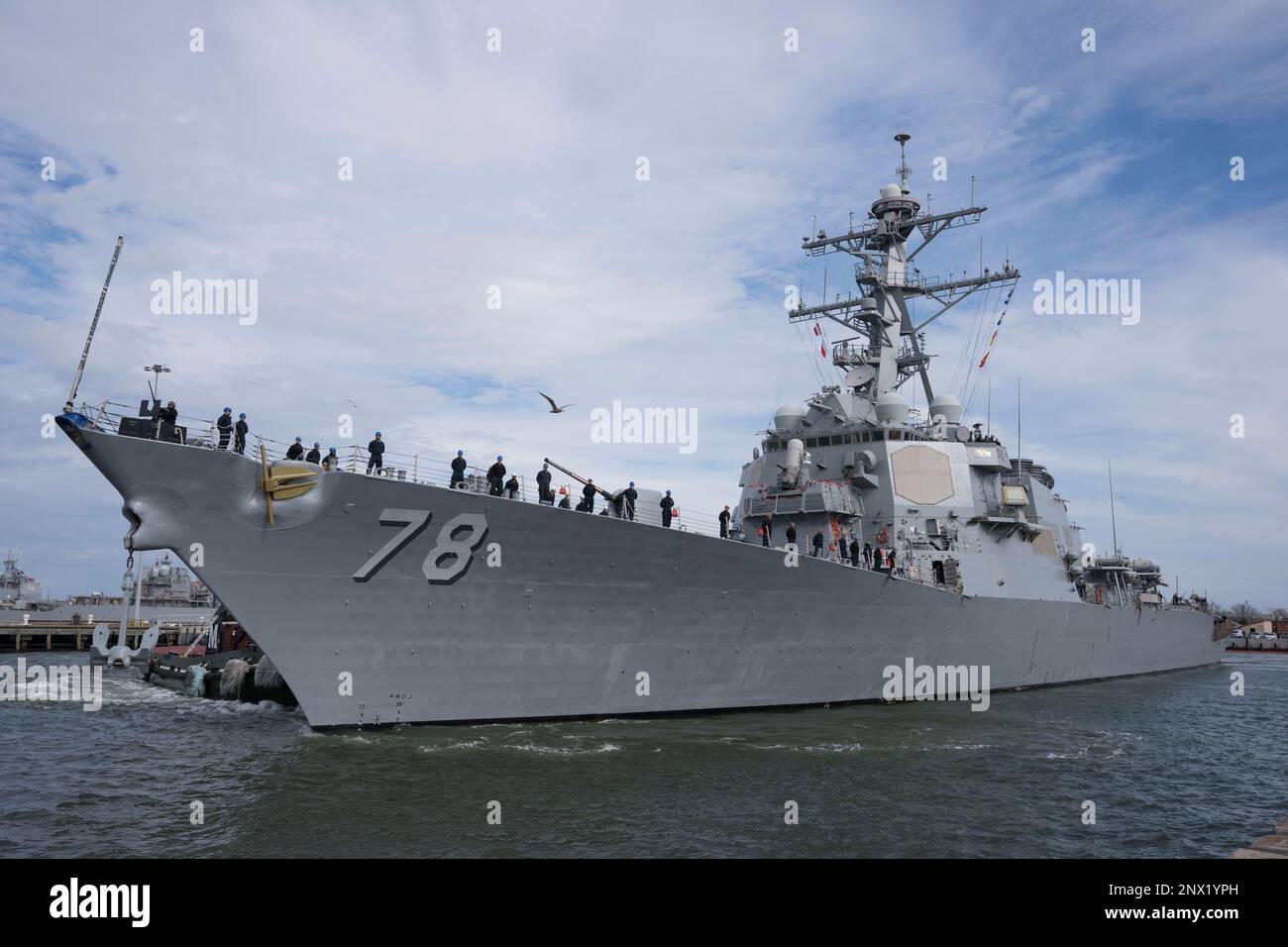 NORFOLK, VA - Der Arleigh-Burke-Klasse-Guided-Raketenzerstörer USS Porter (DDG 78) verlässt die Naval Station Norfolk, 15. Februar 2023. Porter ist derzeit im US-2.-Flottengebiet stationiert, um die maritime Stabilität und Sicherheit in der Region zu unterstützen. Stockfoto