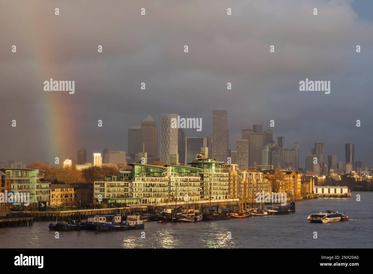England, London, Docklands, Canary Wharf Skyline und Rainbow Stockfoto